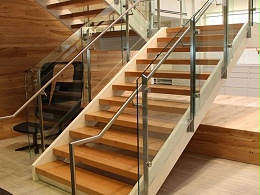 不锈钢楼梯扶手与实木楼梯的特点